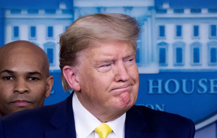 Un asistente de Donald Trump dio positivo por covid-19