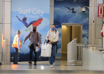 Retornan a El Salvador 102 compatriotas que estaban varados en Colombia