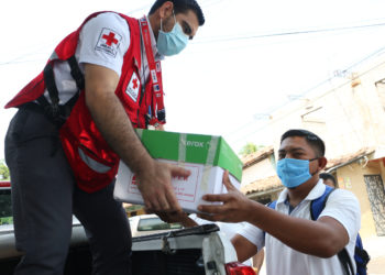Cruz Roja Salvadoreña entregó material didáctico de MINED para que estudiantes sigan su año lectivo