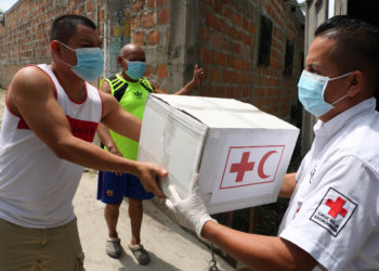 Cruz Roja ayuda a familia cuyas pertenencias fueron consumidas por las llamas en Cojutepeque