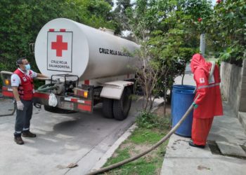 Cruz Roja apoya con cuatro mil galones de agua a habitantes del cantón Concepción, de Cuscatlán