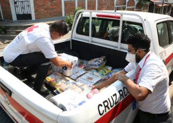 Cruz Roja entrega ayuda alimenticia a artistas circenses