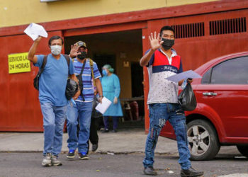 Salud da de alta a 18 personas que estaban en un centro de cuarentena en San Salvador