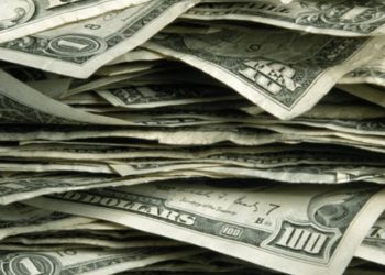 Una familia encuentra casi un millón de dólares en medio de la calle