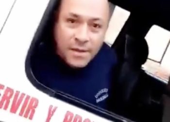 (VÍDEO) Capturan a inspector de la PNC por conducir borracho y agredir verbalmente a una mujer policía