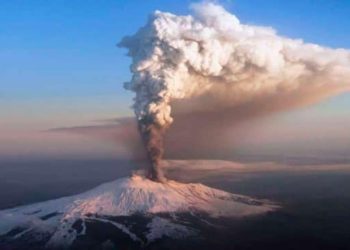 El volcán Etna exhala una fumarola en forma de corazón