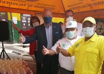 Embajador Ronald Johnson dona equipos a Comandos de Salvamento y Cruz Verde para que se protejan del coronavirus