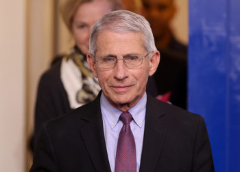 Anthony Fauci epidemiólogo de la Casa Blanca en cuarentena por un posible contacto con un caso de coronavirus