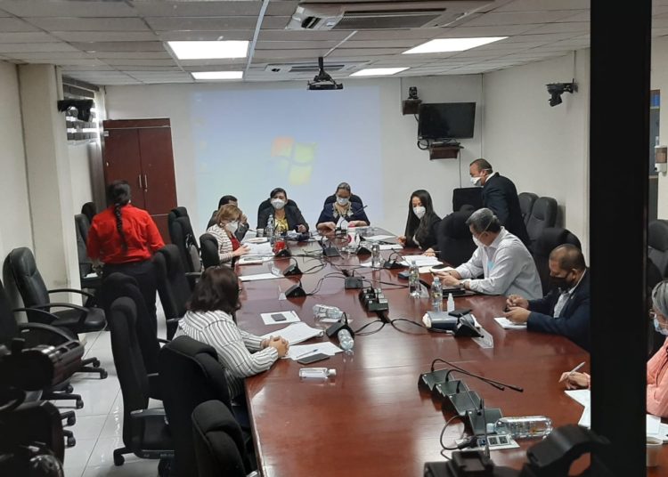 Emiten dictamen para superar veto presidencial a ley que obligaba dar pensiones al personal de salud