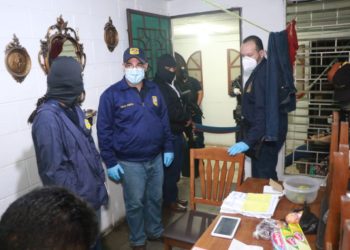 Desmantelan red de pandilleros que extorsionan a comerciantes en el centro de San Salvador
