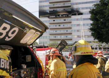 Explosión en el centro de Los Ángeles hiere a varios bomberos