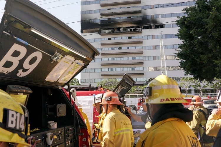 Explosión en el centro de Los Ángeles hiere a varios bomberos
