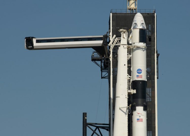 NASA y SpaceX posponen histórico viaje de astronautas debido al mal clima