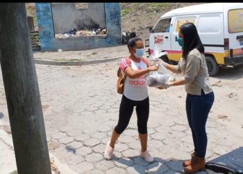 Viceministra de Desarrollo Local entrega canastas básicas en Soyapango e Ilopango