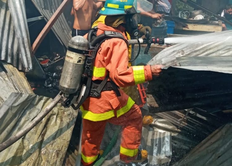 Incendio consume cohetería en Ciudad Delgado