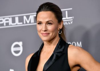 Jennifer Garner tiene una curiosa forma de llevar de paseo a su gato