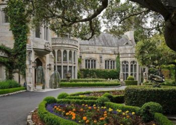 Descubren una mansión ‘congelada en el tiempo’ incluso con un Bentley abandonado