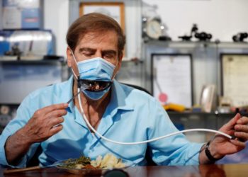 (VIDEO) Crean una mascarilla que permite comer sin tener de quitarla