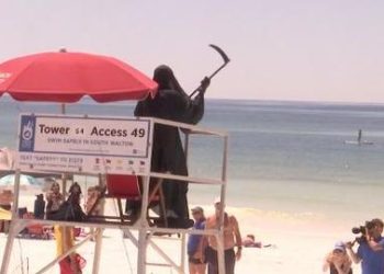 En una playa de EE.UU. aparece la ‘muerte’ y pide mantener el distanciamiento