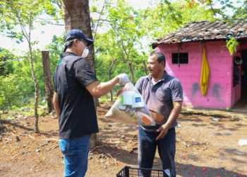 Miguel Pereira entrega paquetes solidarios a familias de escasos recursos de San Miguel