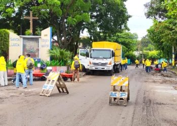 Limpian calles y reparan viviendas tras inundación en colonia Santa Lucia de Ilopango