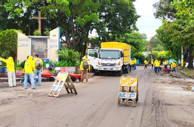 Limpian calles y reparan viviendas tras inundación en colonia Santa Lucia de Ilopango