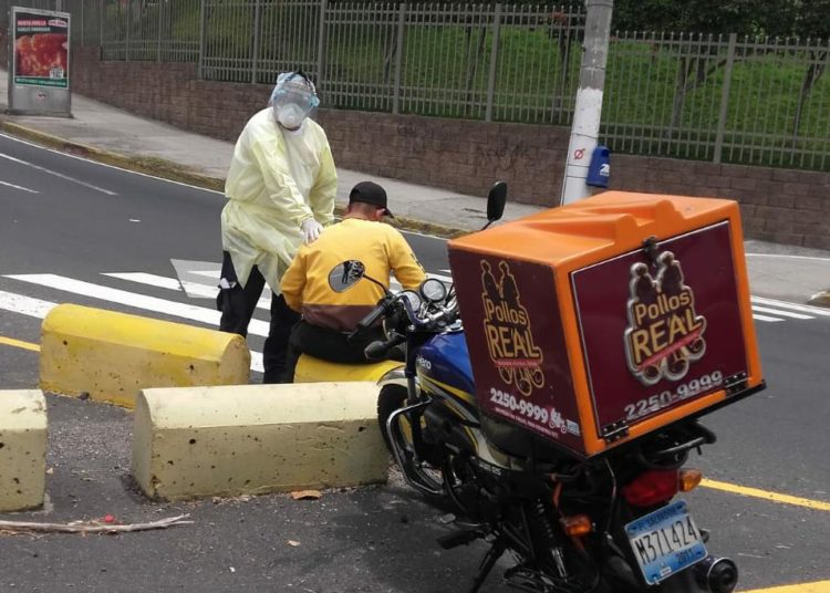 Accidente de motociclistas deja dos lesionados en bulevar Merliot