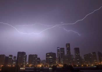 (VIDEO) El cielo de Pekín se vuelve negro por el paso de una gran tormenta