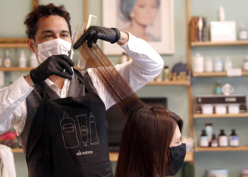 En EE.UU. dos peluqueros con coronavirus podrían haber contagiados a cientos de clientes