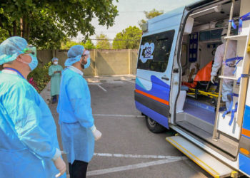 Adulto mayor es dado de alta tras recuperarse de covid-19 en Hospital San Rafael