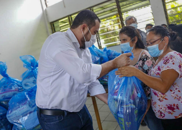 Entregan paquetes alimenticios a personas con discapacidad