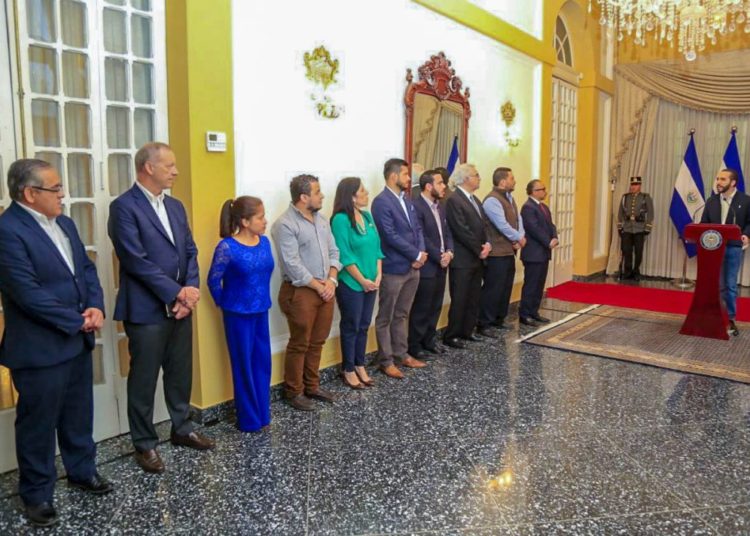 Miembros de la sociedad civil renuncian para evaluar la ejecución de $2 mil millones destinados para el coronavirus