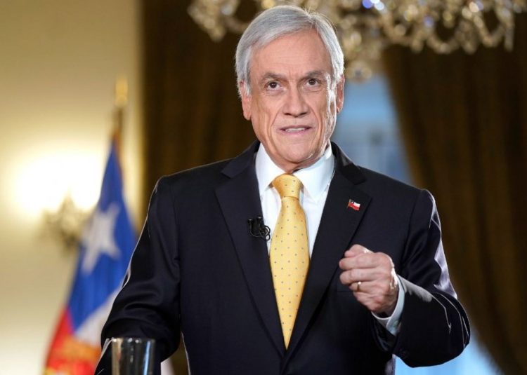 Dos ministros de Piñera dan positivo a prueba de covid-19