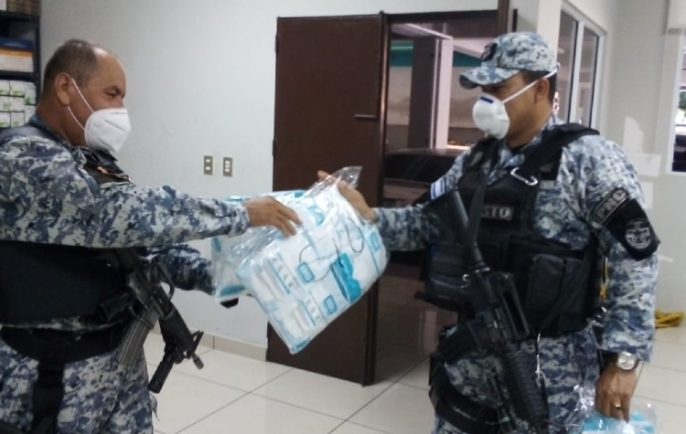 Entregan donativo de mascarillas y guantes a la delegación de la PNC de San Salvador