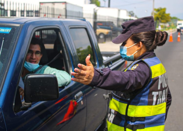 Modifican salida según el número de DUI: este domingo podrán salir personas cuyo documento finalice en 5 o 6
