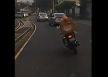VIDEO | Motociclista repartidor de pollo detiene el tráfico en esta capital; este es el motivo
