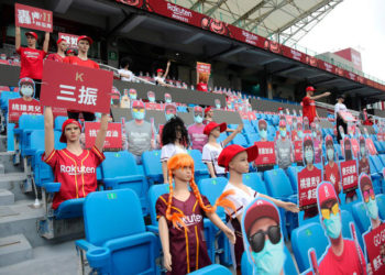 El fútbol español prepara el regreso de la competencia y tendrá público virtual y efectos de sonido