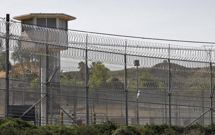 Reclusos de una prisión de California intentan contagiarse con coronavirus para forzar su liberación