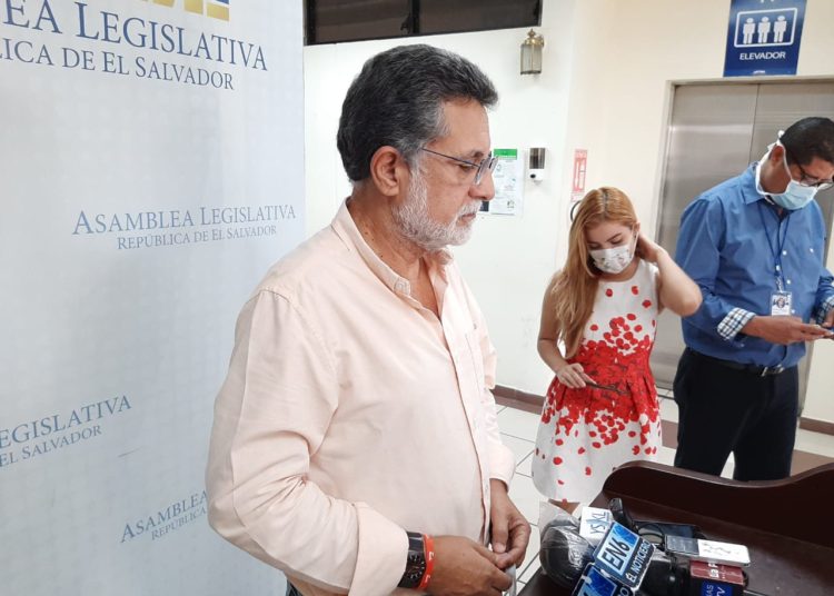Schafik sostiene que los miembros del comité encargado para fiscalizar $2 mil millones, renunciaron de manera transparente