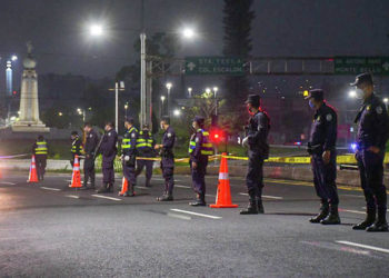 Soldados y policías verifican cumplimiento de la cuarentena domiciliar