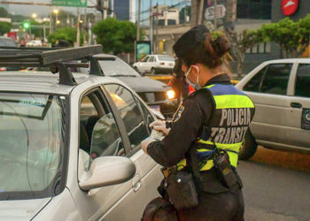 Soldados y policías verifican cumplimiento de la cuarentena domiciliar