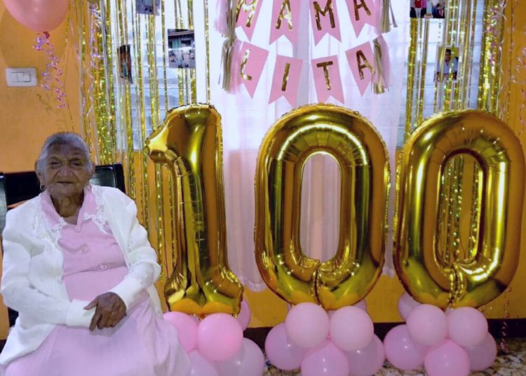 Covid-19 frena fiesta de mujer que llegó a sus cien años de vida en Cojutepeque
