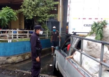 Autoridades verifican el cumplimiento de medidas contra coronavirus en mercado La Tiendona