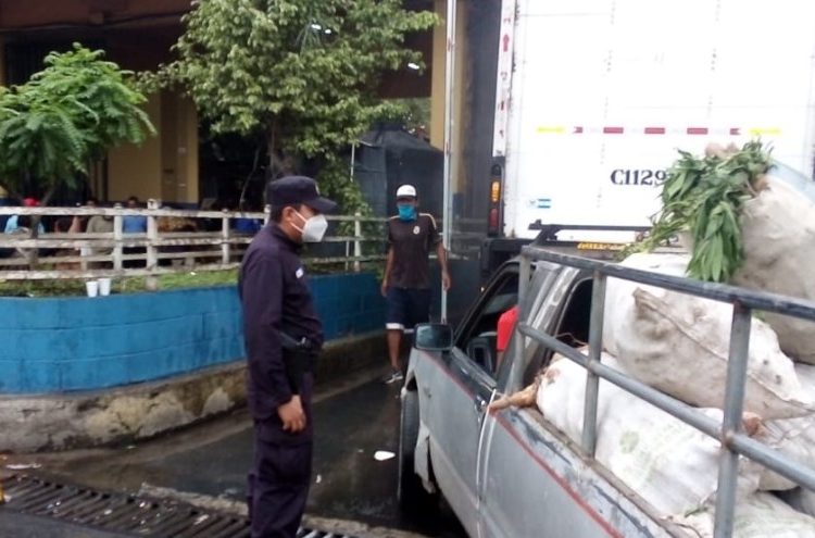 Autoridades verifican el cumplimiento de medidas contra coronavirus en mercado La Tiendona