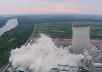 (VIDEO) Espectacular demolición de las gigantescas torres de una planta nuclear inactiva en Alemania