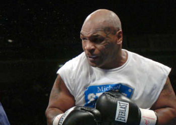 (VIDEO) Mike Tyson impresiona a sus seguidores con una brutal ráfaga de golpes a toda velocidad
