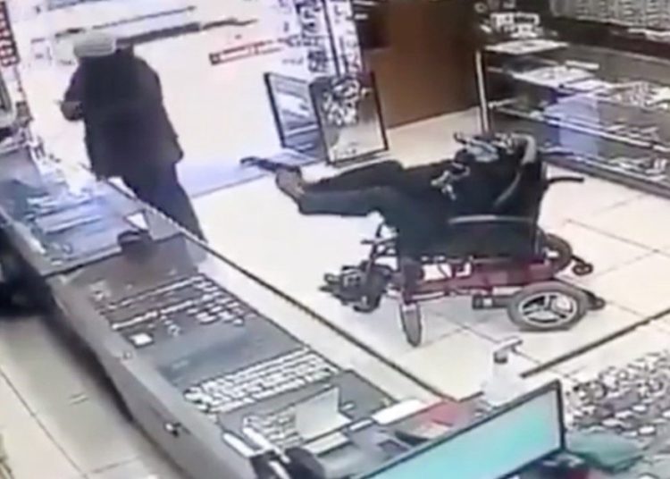 (VIDEO) Un manco intenta asaltar una joyería en Brasil sosteniendo su arma con los pies