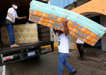 ISSS distribuye provisiones a personas afectadas por tormenta Amanda