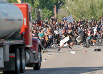 (VIDEOS) Un conductor de camión cisterna embiste contra manifestantes en Mineápolis