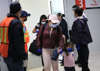 Retornan 134 salvadoreños que estaban varados en Houston, Estados Unidos